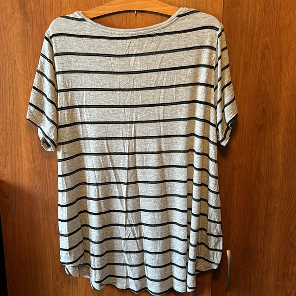 2 T-shirts - Picture 3 of 6